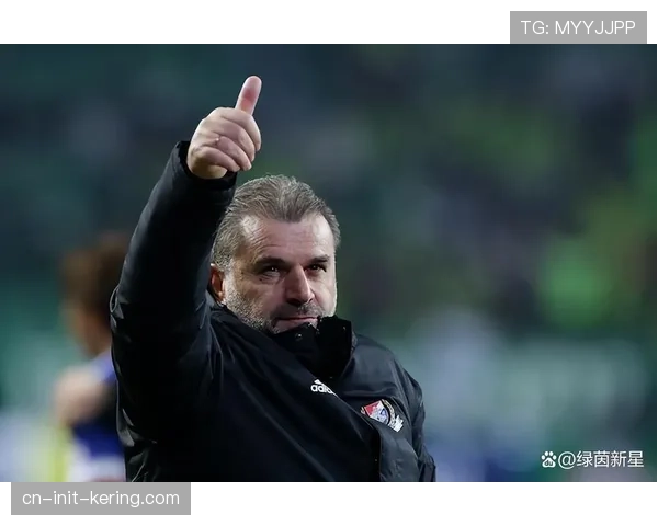 场边镜头：波斯特科格鲁因球队丢失球权后回抢不及，激动挥拳示意